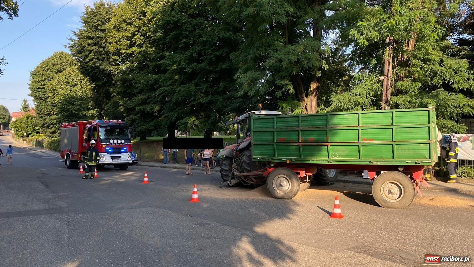 Zdjęcie w galerii na portalu naszraciborz.pl: Uszkodzony traktor, ogrodzenie i słup. Groźne zdarzenie w Krzanowicach [FOTO] wiadomości z regionu