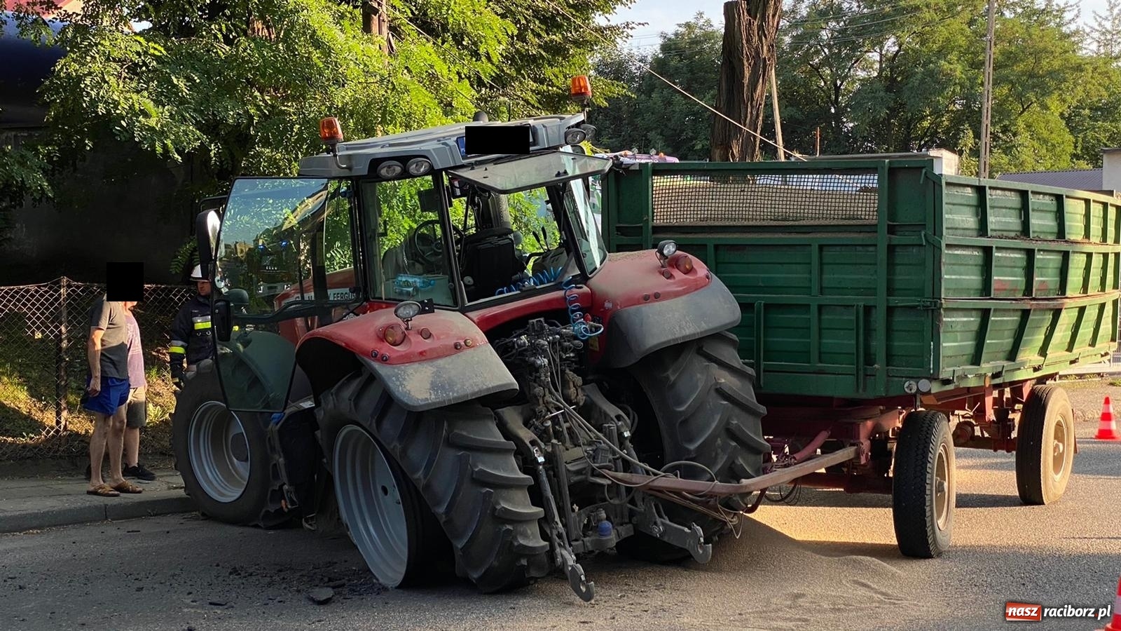 Zdjęcie w galerii na portalu naszraciborz.pl: Uszkodzony traktor, ogrodzenie i słup. Groźne zdarzenie w Krzanowicach [FOTO] wiadomości z regionu
