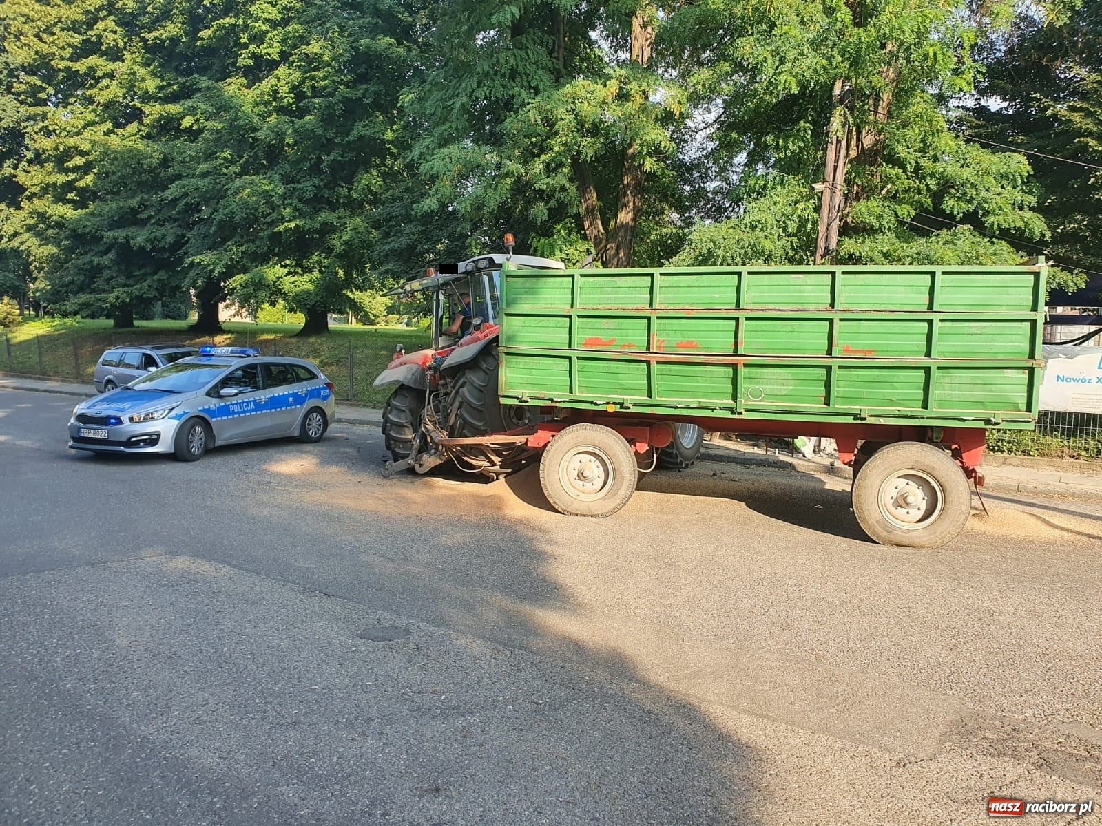 Zdjęcie w galerii na portalu naszraciborz.pl: Uszkodzony traktor, ogrodzenie i słup. Groźne zdarzenie w Krzanowicach [FOTO] wiadomości z regionu