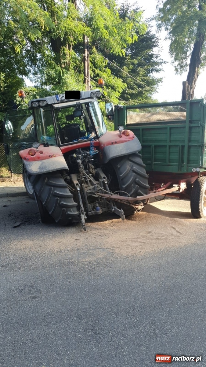 Zdjęcie w galerii na portalu naszraciborz.pl: Uszkodzony traktor, ogrodzenie i słup. Groźne zdarzenie w Krzanowicach [FOTO] wiadomości z regionu