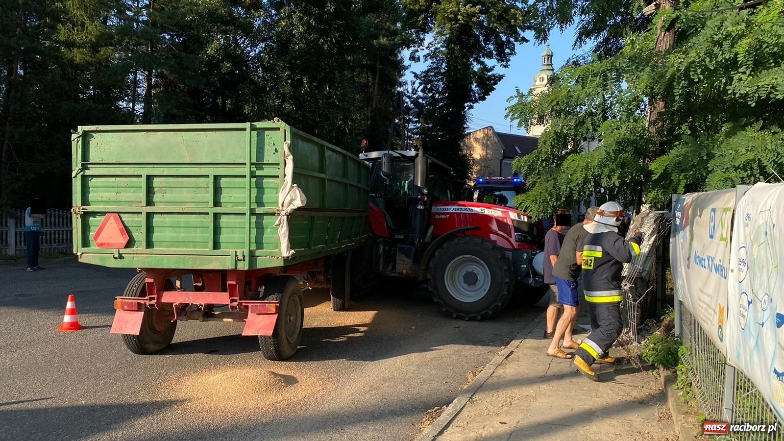 Zdjęcie w galerii na portalu naszraciborz.pl: Uszkodzony traktor, ogrodzenie i słup. Groźne zdarzenie w Krzanowicach [FOTO] wiadomości z regionu