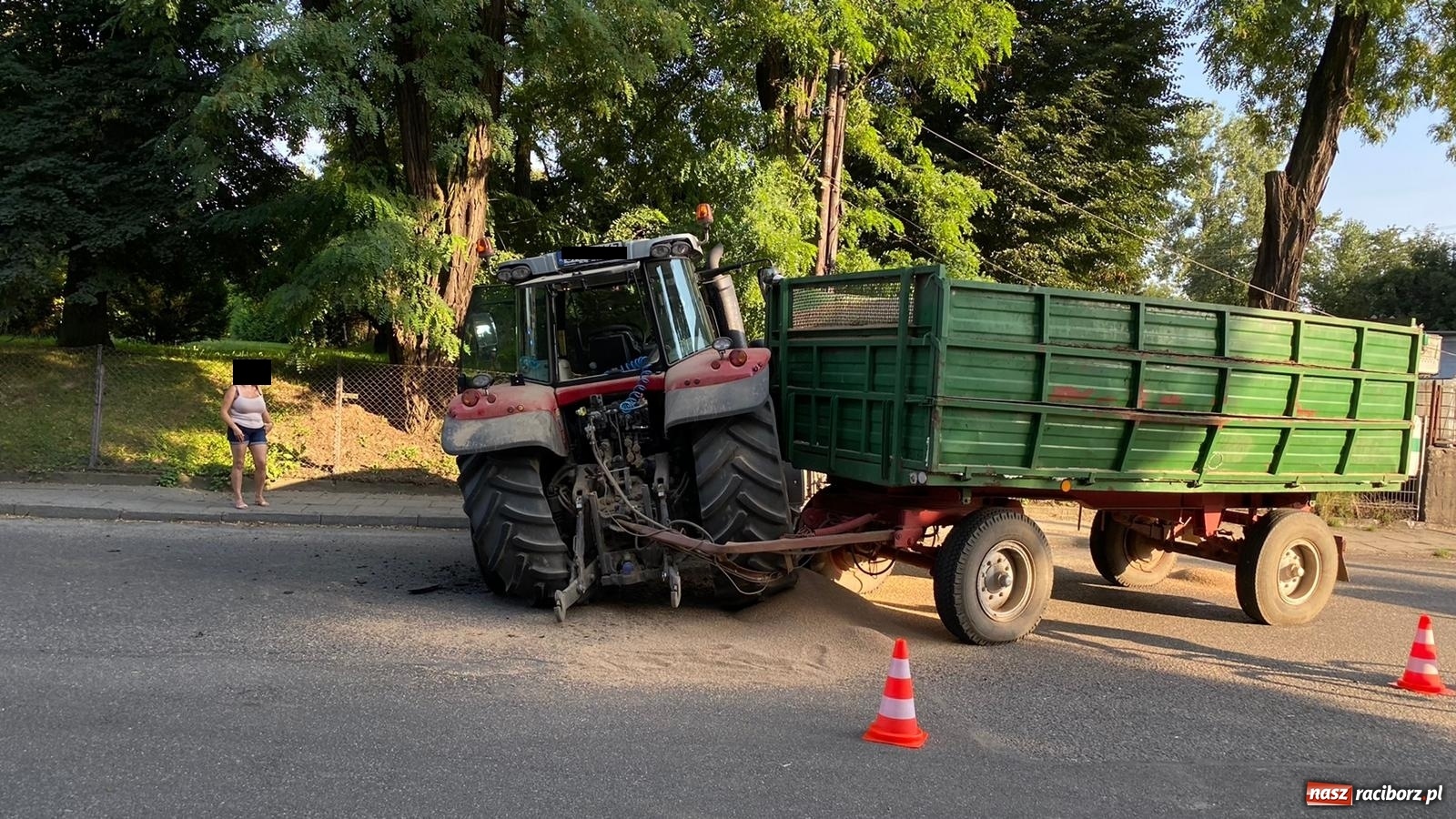 Zdjęcie w galerii na portalu naszraciborz.pl: Uszkodzony traktor, ogrodzenie i słup. Groźne zdarzenie w Krzanowicach [FOTO] wiadomości z regionu