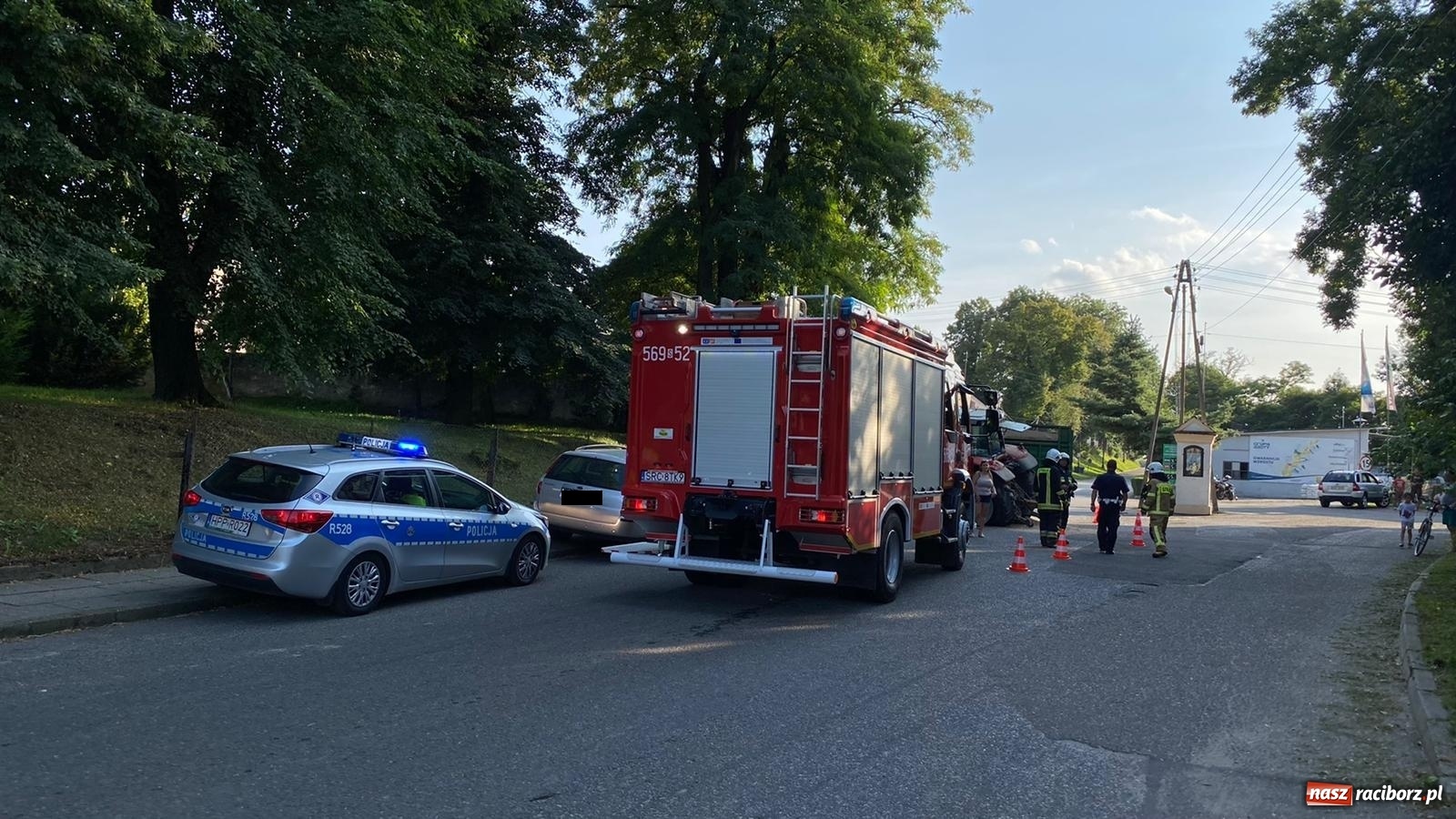 Zdjęcie w galerii na portalu naszraciborz.pl: Uszkodzony traktor, ogrodzenie i słup. Groźne zdarzenie w Krzanowicach [FOTO] wiadomości z regionu