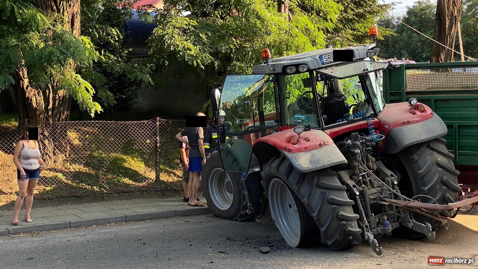 Zdjęcie w galerii na portalu naszraciborz.pl: Uszkodzony traktor, ogrodzenie i słup. Groźne zdarzenie w Krzanowicach [FOTO] wiadomości z regionu