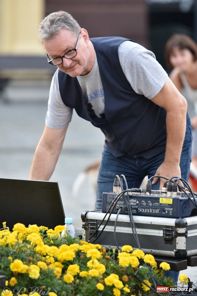 Zdjęcie w galerii na portalu naszraciborz.pl: Odważnych nie brakuje. Raciborzanie śpiewają wiadomości z regionu