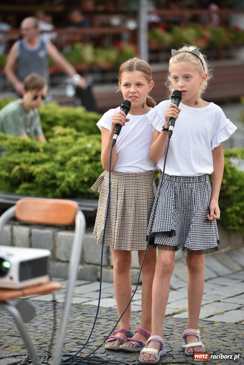 Zdjęcie w galerii na portalu naszraciborz.pl: Odważnych nie brakuje. Raciborzanie śpiewają wiadomości z regionu