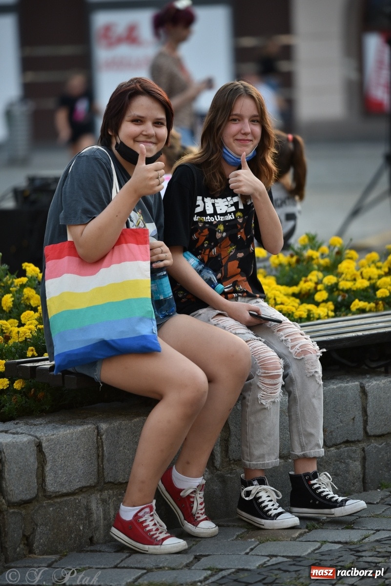 Zdjęcie w galerii na portalu naszraciborz.pl: Odważnych nie brakuje. Raciborzanie śpiewają wiadomości z regionu