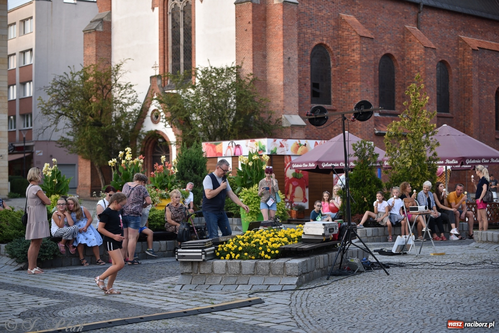 Zdjęcie w galerii na portalu naszraciborz.pl: Odważnych nie brakuje. Raciborzanie śpiewają wiadomości z regionu
