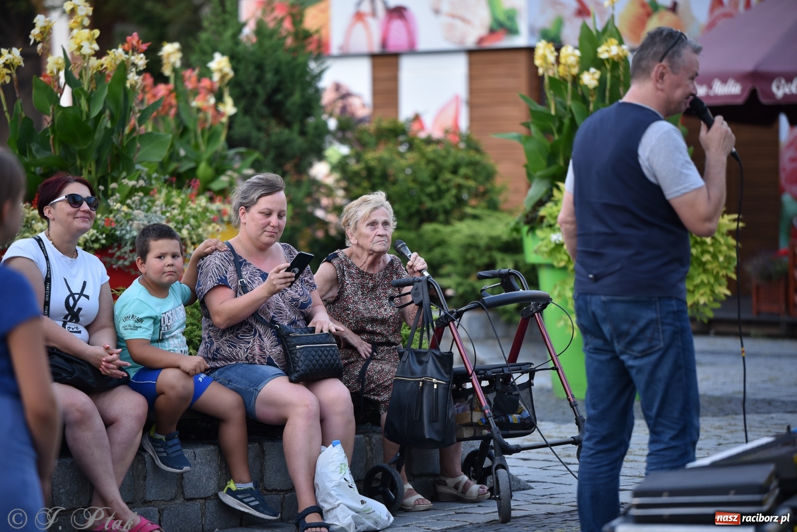 Zdjęcie w galerii na portalu naszraciborz.pl: Odważnych nie brakuje. Raciborzanie śpiewają wiadomości z regionu