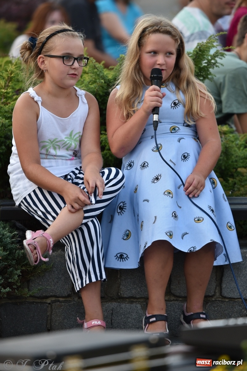 Zdjęcie w galerii na portalu naszraciborz.pl: Odważnych nie brakuje. Raciborzanie śpiewają wiadomości z regionu