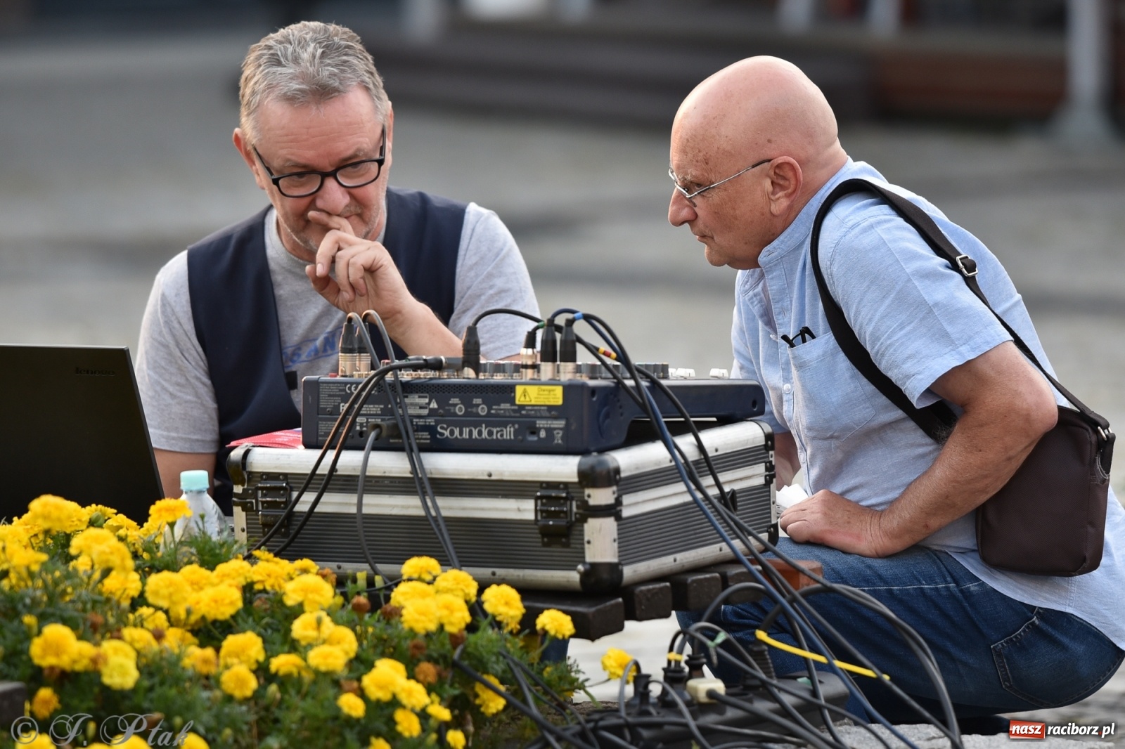 Zdjęcie w galerii na portalu naszraciborz.pl: Odważnych nie brakuje. Raciborzanie śpiewają wiadomości z regionu