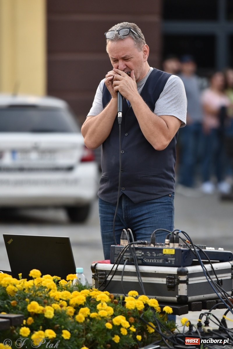 Zdjęcie w galerii na portalu naszraciborz.pl: Odważnych nie brakuje. Raciborzanie śpiewają wiadomości z regionu