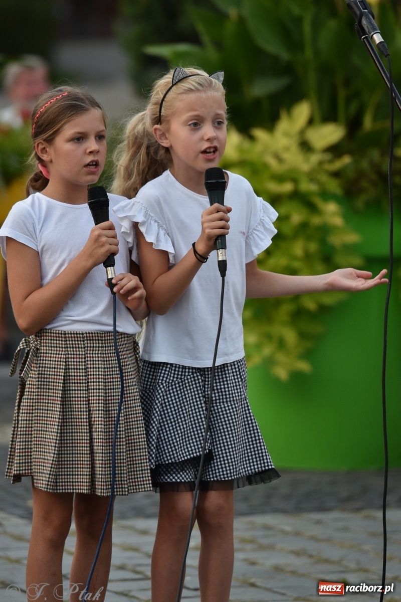 Zdjęcie w galerii na portalu naszraciborz.pl: Odważnych nie brakuje. Raciborzanie śpiewają wiadomości z regionu