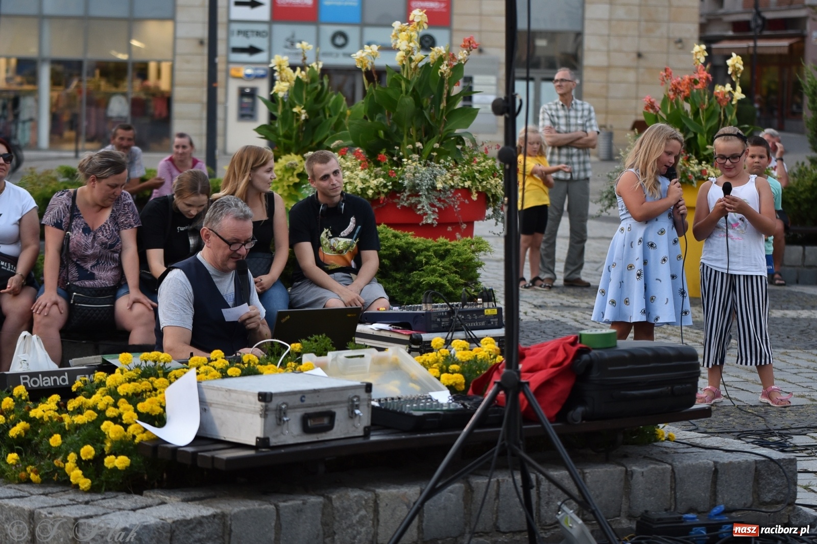 Zdjęcie w galerii na portalu naszraciborz.pl: Odważnych nie brakuje. Raciborzanie śpiewają wiadomości z regionu