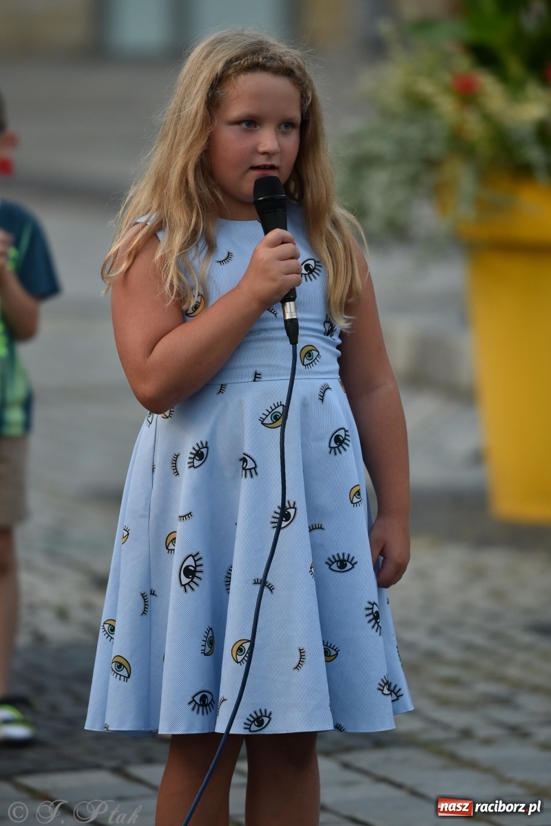 Zdjęcie w galerii na portalu naszraciborz.pl: Odważnych nie brakuje. Raciborzanie śpiewają wiadomości z regionu