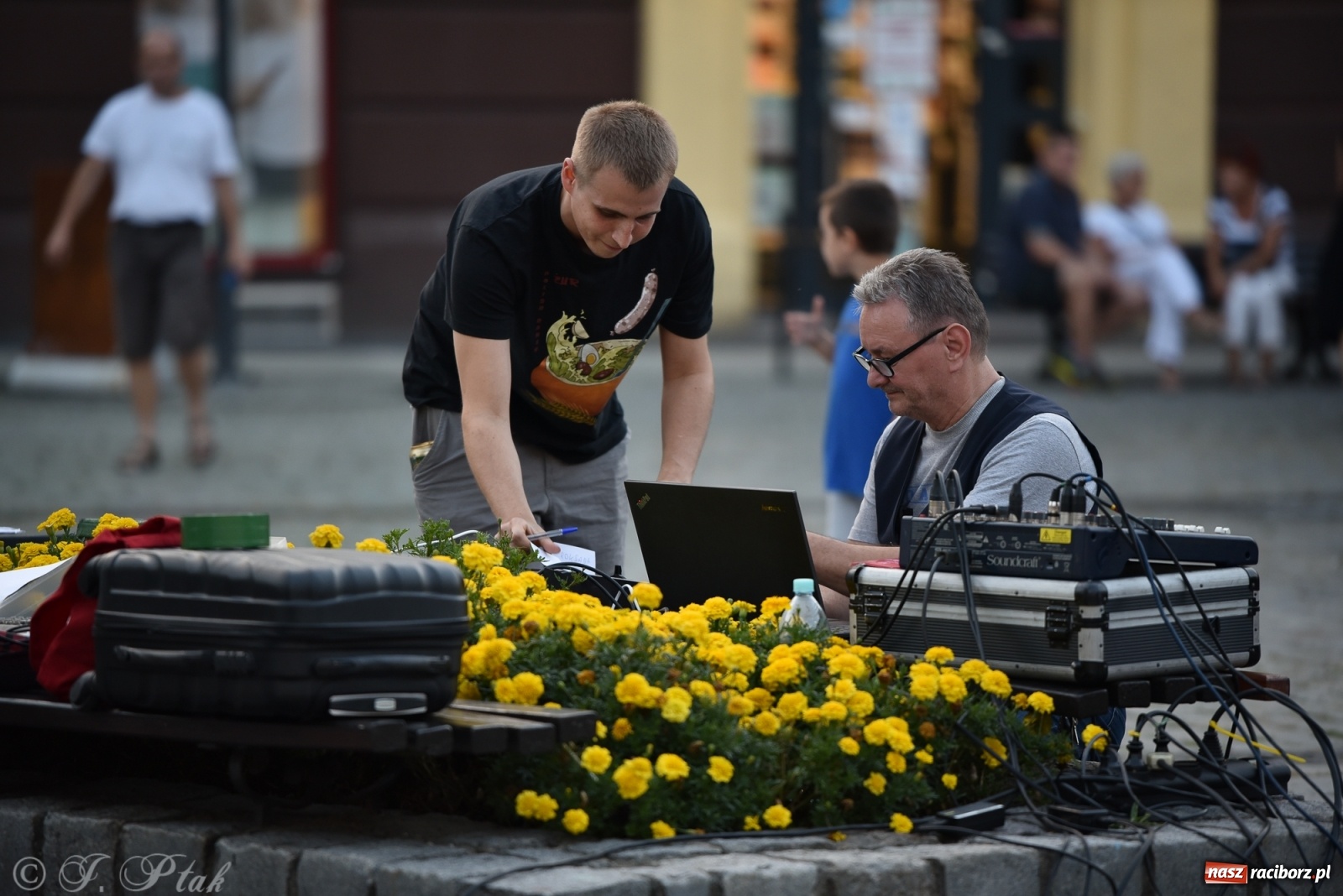 Zdjęcie w galerii na portalu naszraciborz.pl: Odważnych nie brakuje. Raciborzanie śpiewają wiadomości z regionu