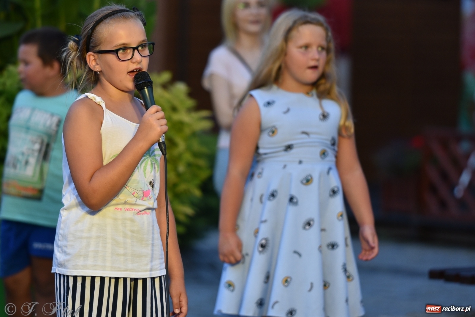 Zdjęcie w galerii na portalu naszraciborz.pl: Odważnych nie brakuje. Raciborzanie śpiewają wiadomości z regionu