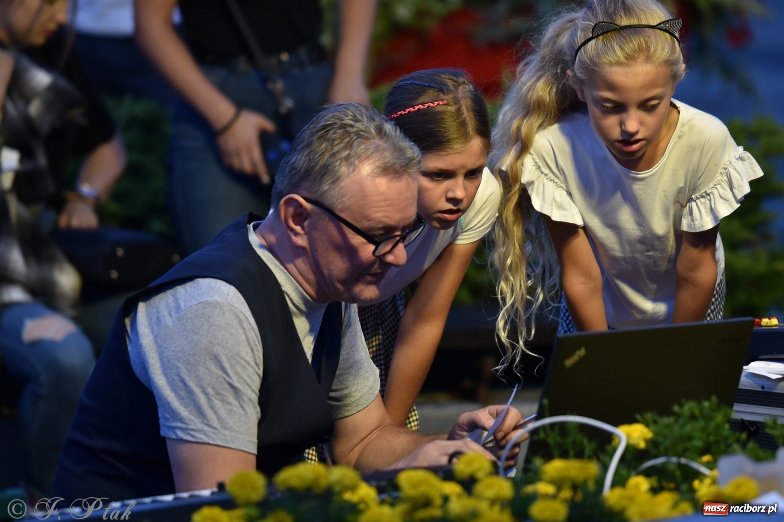 Zdjęcie w galerii na portalu naszraciborz.pl: Odważnych nie brakuje. Raciborzanie śpiewają wiadomości z regionu