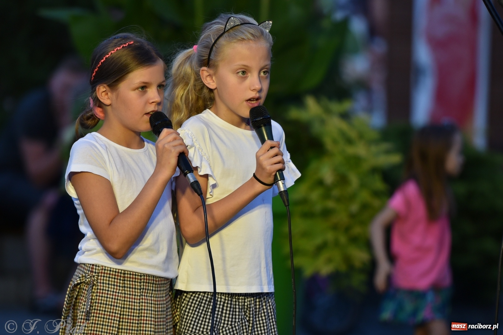 Zdjęcie w galerii na portalu naszraciborz.pl: Odważnych nie brakuje. Raciborzanie śpiewają wiadomości z regionu