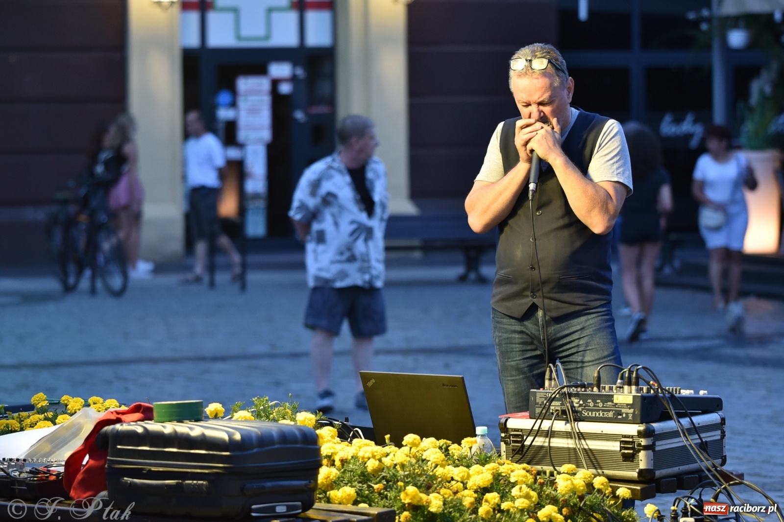 Zdjęcie w galerii na portalu naszraciborz.pl: Odważnych nie brakuje. Raciborzanie śpiewają wiadomości z regionu