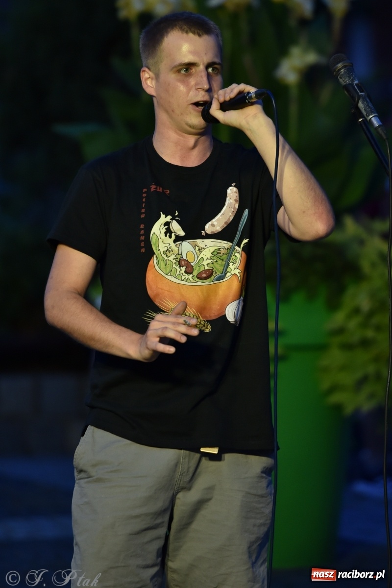 Zdjęcie w galerii na portalu naszraciborz.pl: Odważnych nie brakuje. Raciborzanie śpiewają wiadomości z regionu