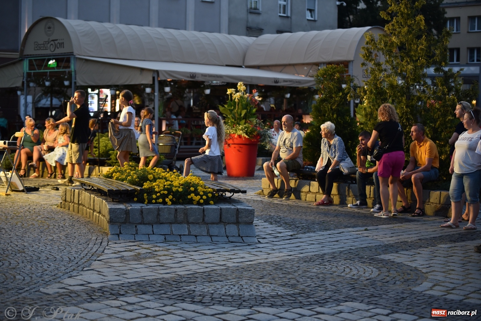Zdjęcie w galerii na portalu naszraciborz.pl: Odważnych nie brakuje. Raciborzanie śpiewają wiadomości z regionu