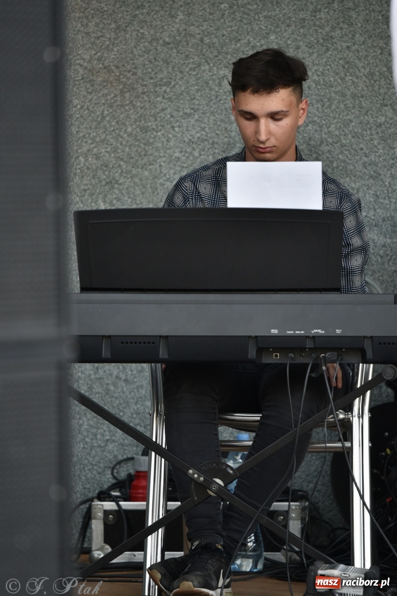 Zdjęcie w galerii na portalu naszraciborz.pl: Błażej Klimaszka zadebiutował jako solista wiadomości z regionu