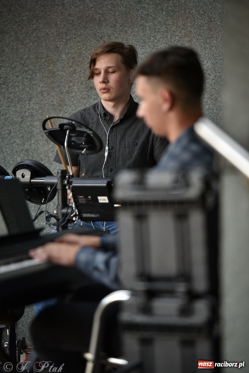 Zdjęcie w galerii na portalu naszraciborz.pl: Błażej Klimaszka zadebiutował jako solista wiadomości z regionu