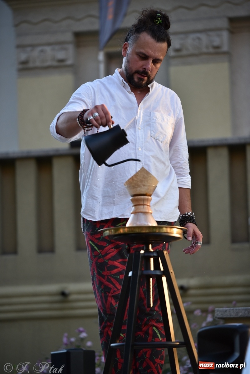 Zdjęcie w galerii na portalu naszraciborz.pl: Teatr na Schodach. Desperackie polowanie na miłość wiadomości z regionu