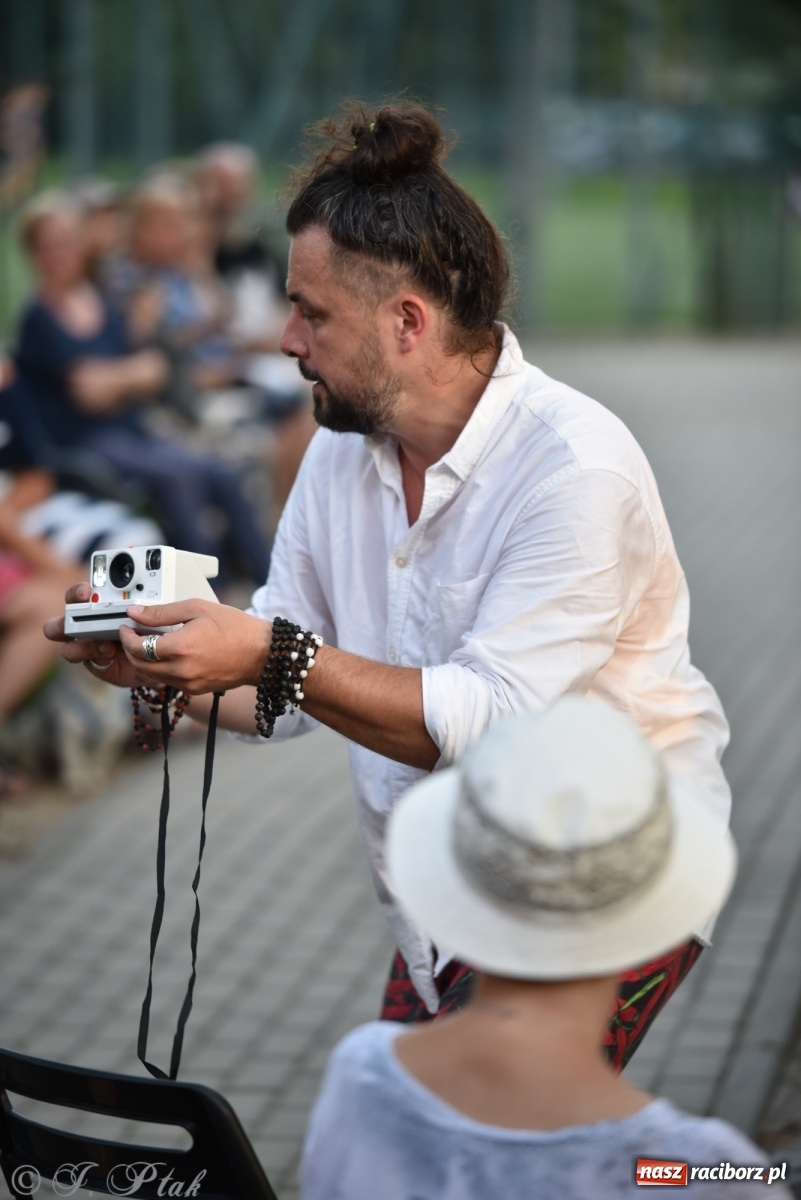 Zdjęcie w galerii na portalu naszraciborz.pl: Teatr na Schodach. Desperackie polowanie na miłość wiadomości z regionu