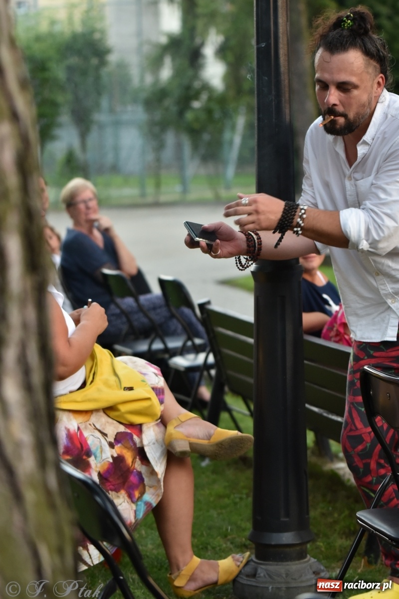 Zdjęcie w galerii na portalu naszraciborz.pl: Teatr na Schodach. Desperackie polowanie na miłość wiadomości z regionu