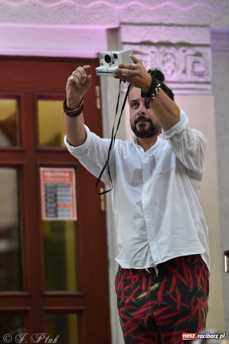 Zdjęcie w galerii na portalu naszraciborz.pl: Teatr na Schodach. Desperackie polowanie na miłość wiadomości z regionu