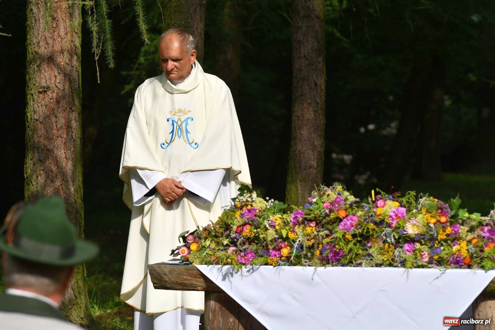 Zdjęcie w galerii na portalu naszraciborz.pl: Zło dobrem zwyciężaj! Msza św. na polanie w lesie Obora wiadomości z regionu