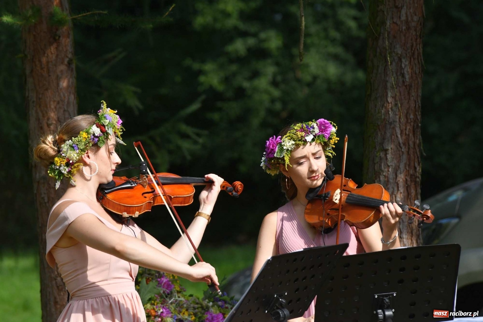 Zdjęcie w galerii na portalu naszraciborz.pl: Zło dobrem zwyciężaj! Msza św. na polanie w lesie Obora wiadomości z regionu
