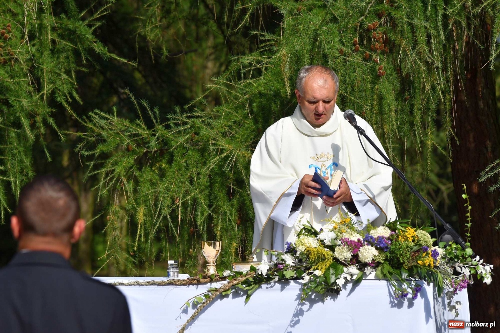 Zdjęcie w galerii na portalu naszraciborz.pl: Zło dobrem zwyciężaj! Msza św. na polanie w lesie Obora wiadomości z regionu