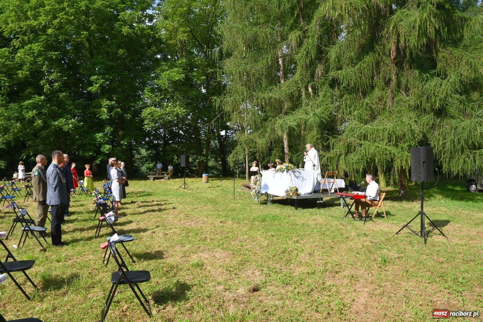 Zdjęcie w galerii na portalu naszraciborz.pl: Zło dobrem zwyciężaj! Msza św. na polanie w lesie Obora wiadomości z regionu