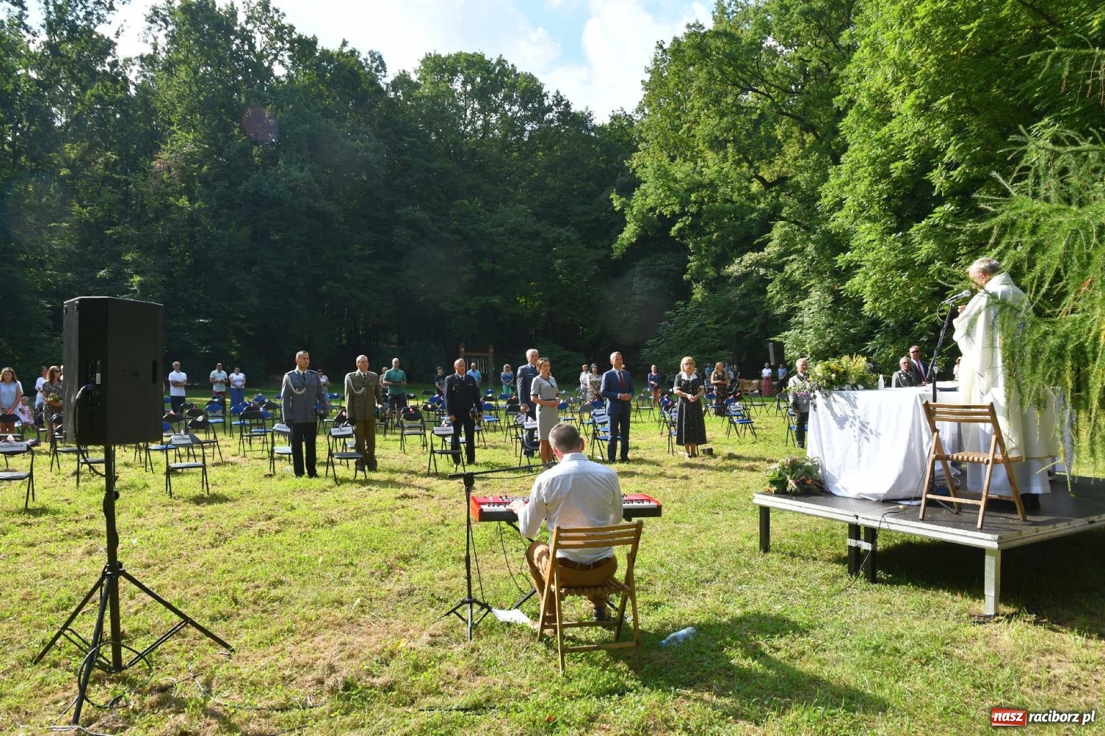 Zdjęcie w galerii na portalu naszraciborz.pl: Zło dobrem zwyciężaj! Msza św. na polanie w lesie Obora wiadomości z regionu