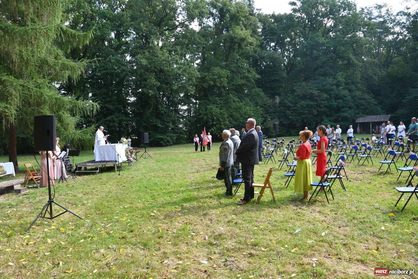 Zdjęcie w galerii na portalu naszraciborz.pl: Zło dobrem zwyciężaj! Msza św. na polanie w lesie Obora wiadomości z regionu