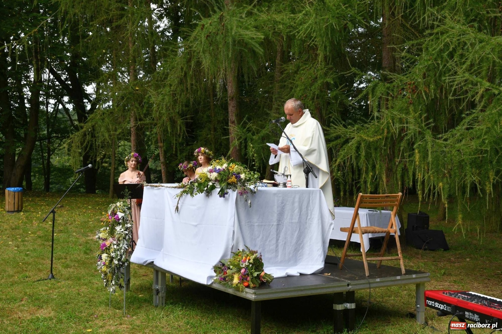 Zdjęcie w galerii na portalu naszraciborz.pl: Zło dobrem zwyciężaj! Msza św. na polanie w lesie Obora wiadomości z regionu