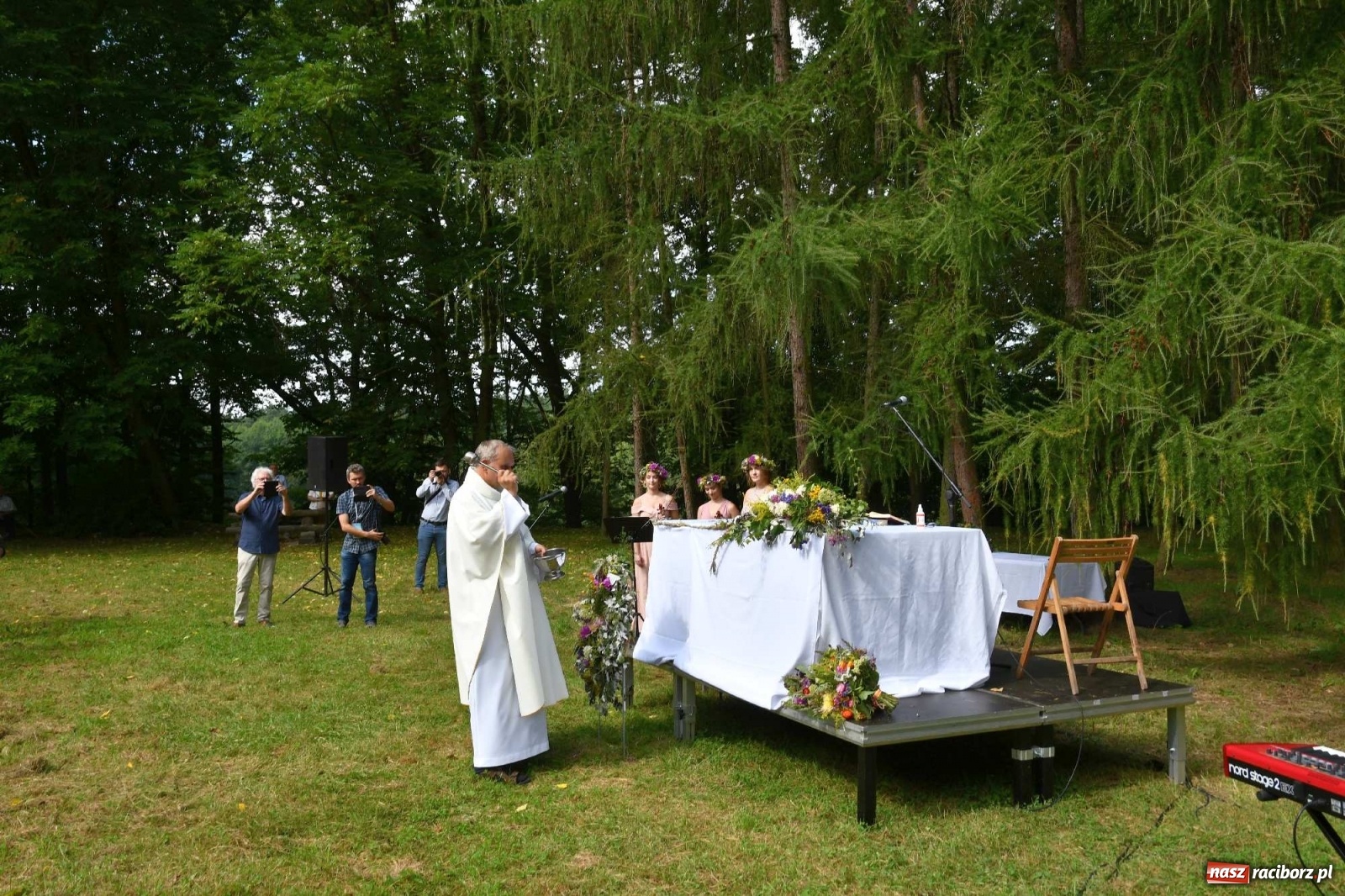Zdjęcie w galerii na portalu naszraciborz.pl: Zło dobrem zwyciężaj! Msza św. na polanie w lesie Obora wiadomości z regionu