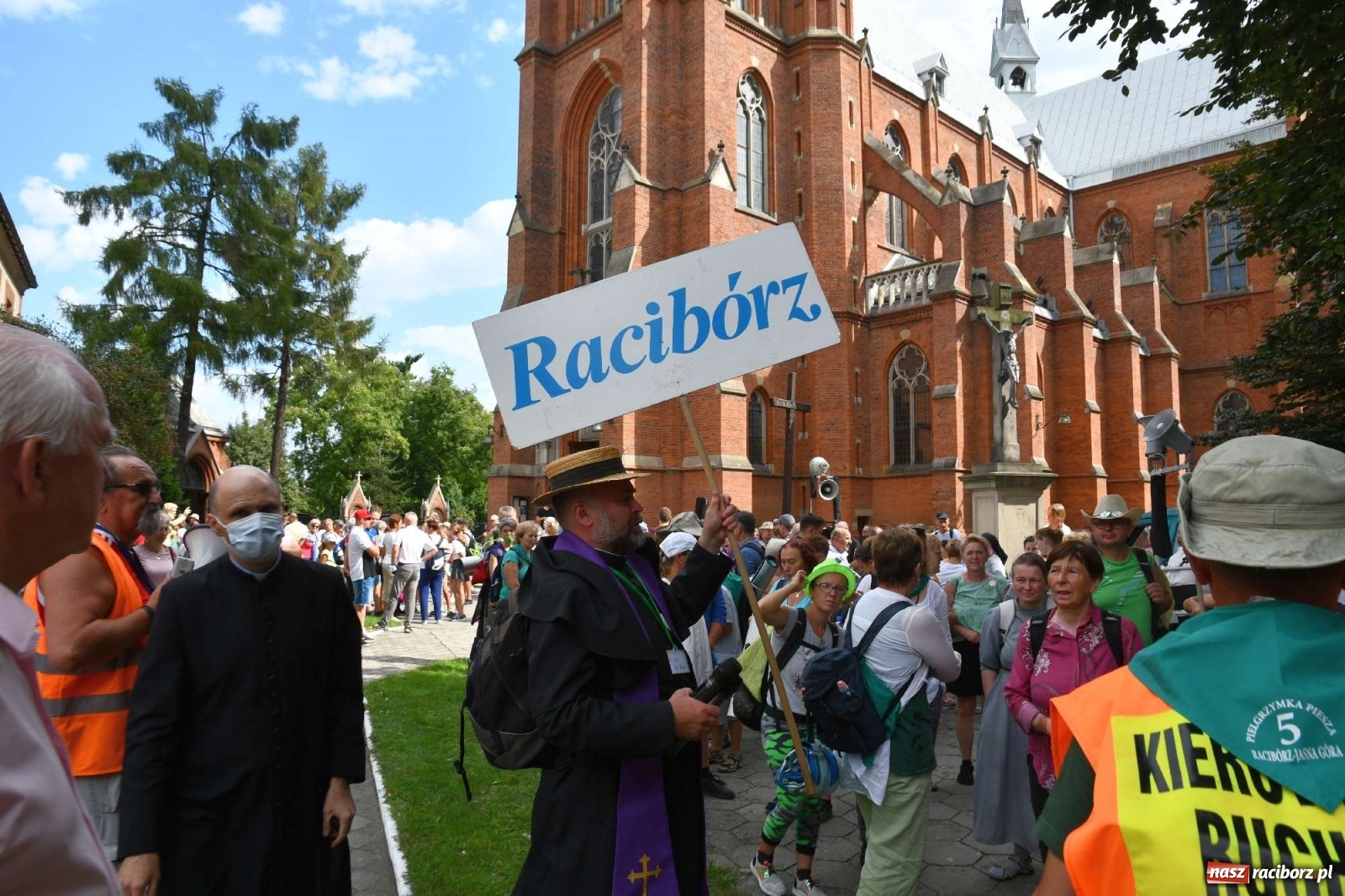 Zdjęcie w galerii na portalu naszraciborz.pl: Z Raciborza wyruszyła pielgrzymka na Jasną Górę [FOTO i WIDEO] wiadomości z regionu