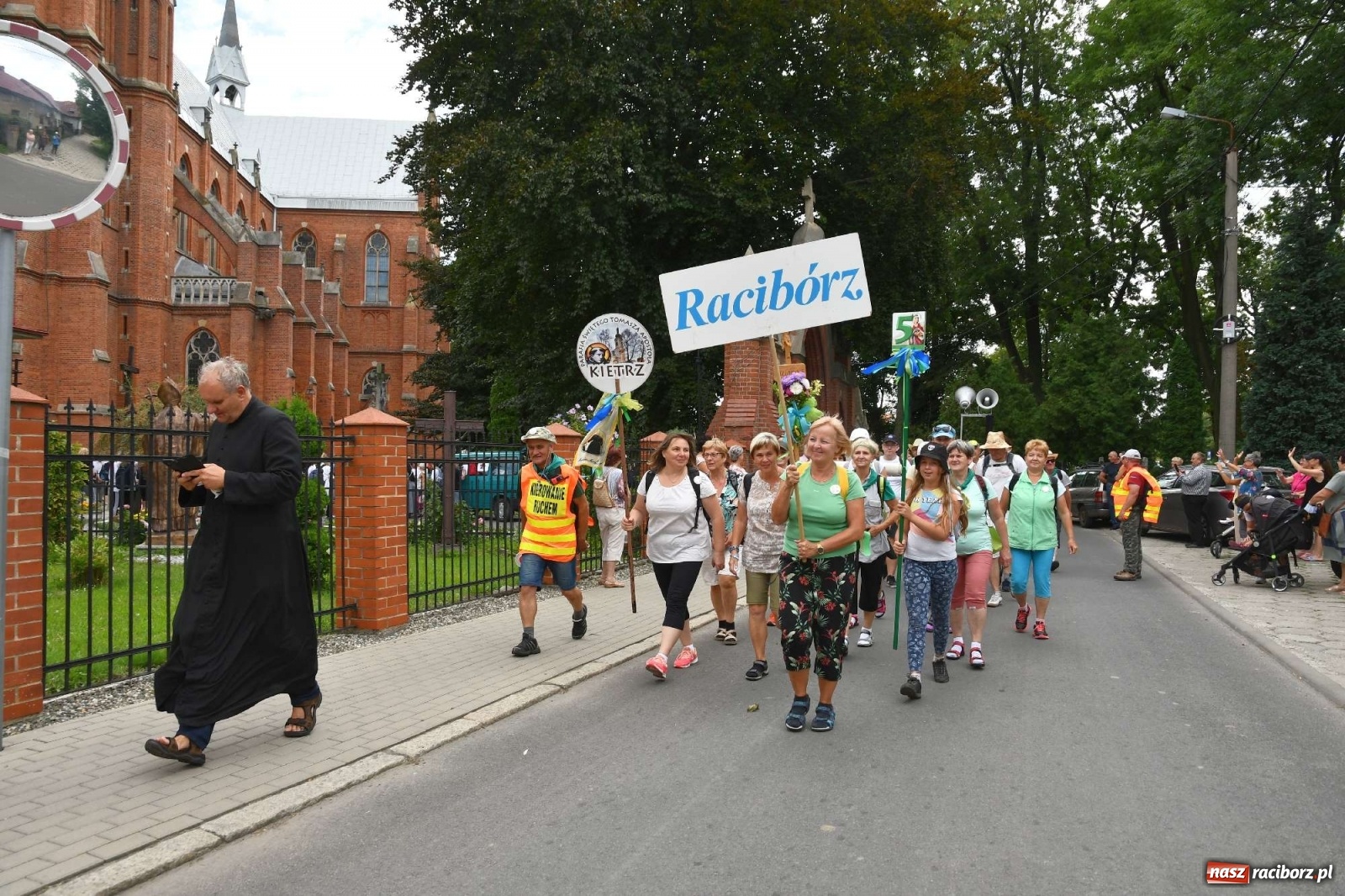 Zdjęcie w galerii na portalu naszraciborz.pl: Z Raciborza wyruszyła pielgrzymka na Jasną Górę [FOTO i WIDEO] wiadomości z regionu