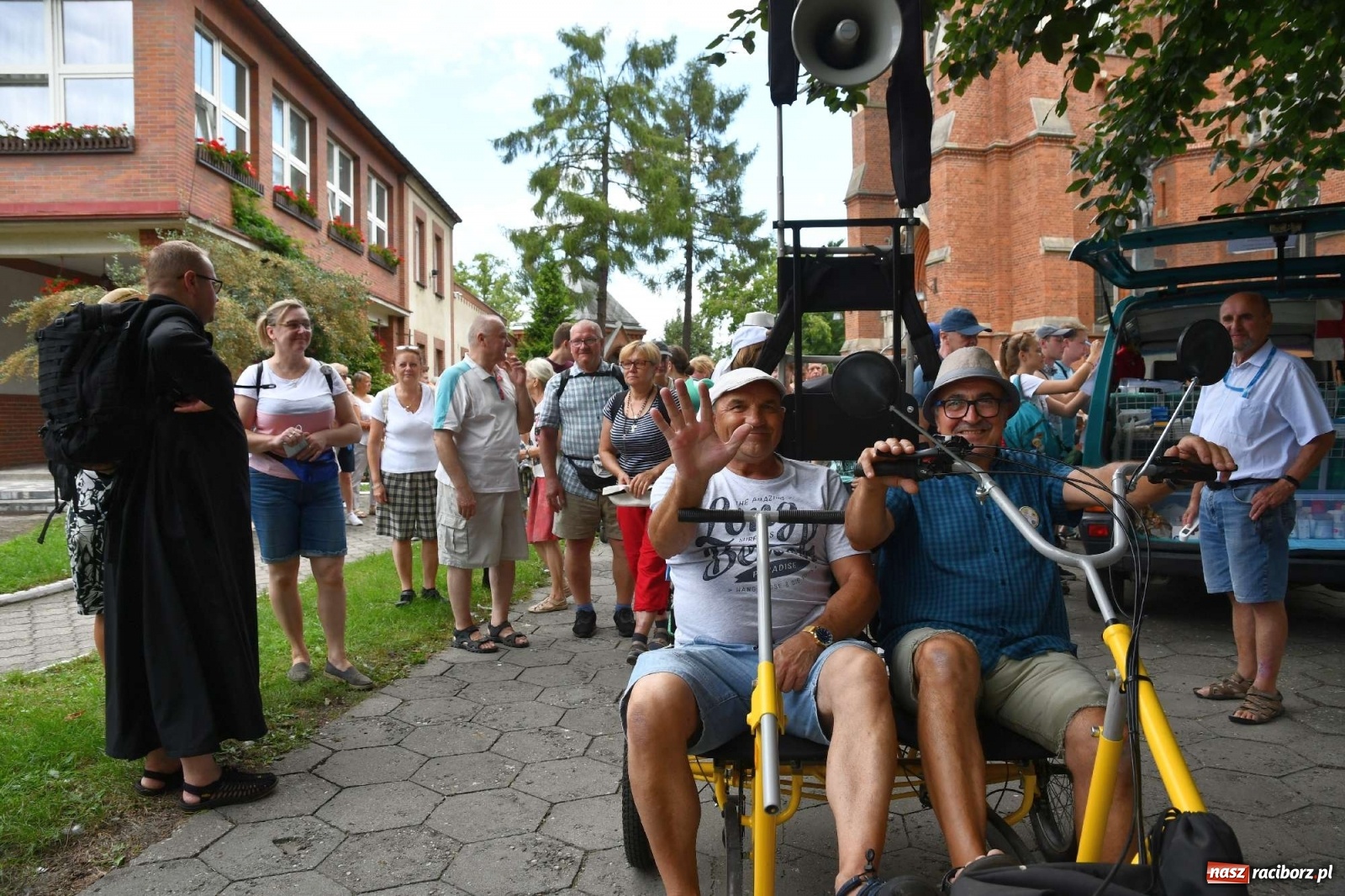 Zdjęcie w galerii na portalu naszraciborz.pl: Z Raciborza wyruszyła pielgrzymka na Jasną Górę [FOTO i WIDEO] wiadomości z regionu
