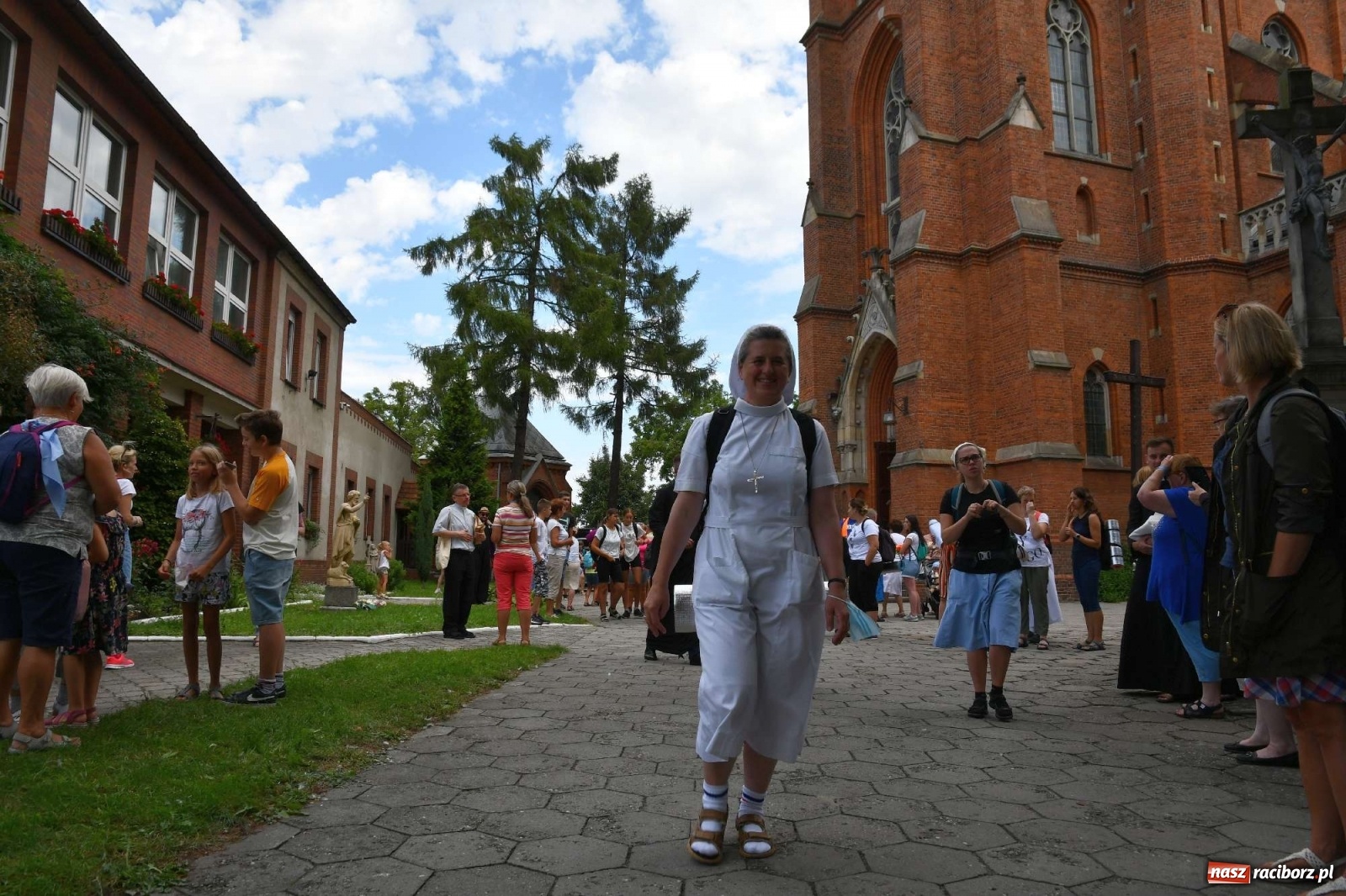 Zdjęcie w galerii na portalu naszraciborz.pl: Z Raciborza wyruszyła pielgrzymka na Jasną Górę [FOTO i WIDEO] wiadomości z regionu