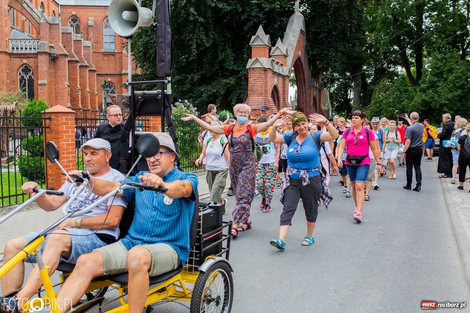 Zdjęcie w galerii na portalu naszraciborz.pl: Z Raciborza wyruszyła pielgrzymka na Jasną Górę [FOTO i WIDEO] wiadomości z regionu