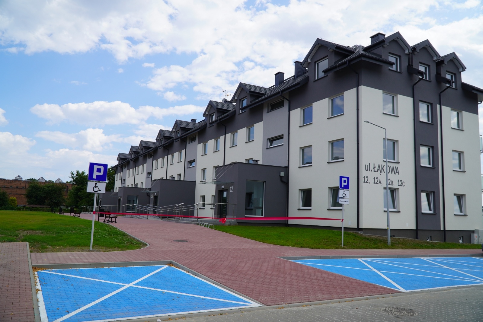 Zdjęcie w galerii na portalu naszraciborz.pl: Nowi lokatorzy przy Łąkowej odebrali swoje klucze [FOTO] wiadomości z regionu