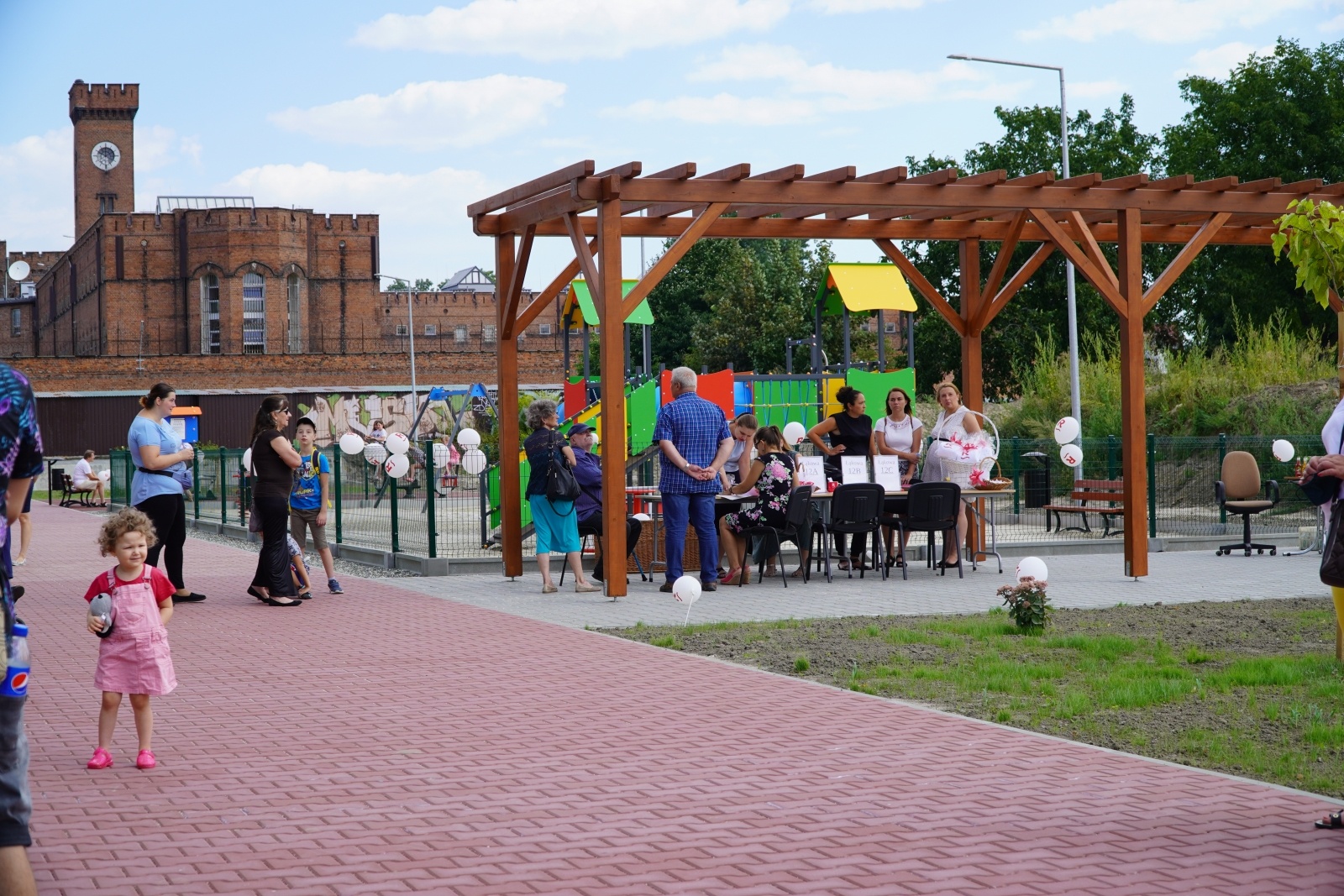 Zdjęcie w galerii na portalu naszraciborz.pl: Nowi lokatorzy przy Łąkowej odebrali swoje klucze [FOTO] wiadomości z regionu