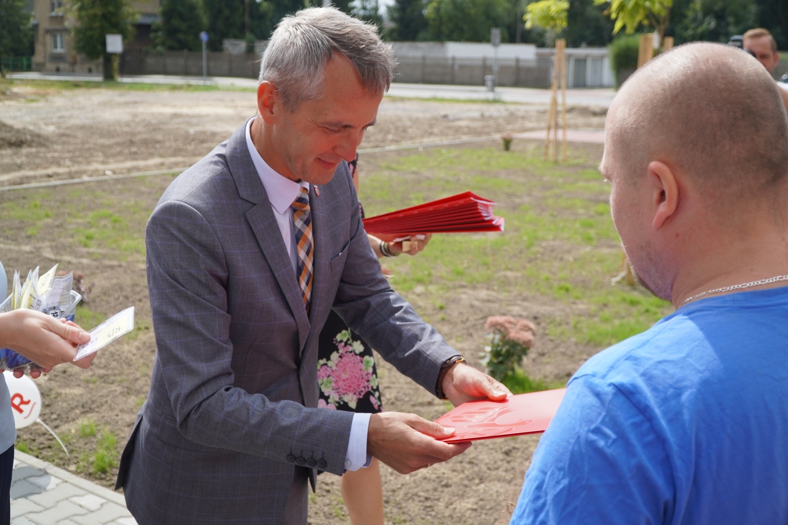 Zdjęcie w galerii na portalu naszraciborz.pl: Nowi lokatorzy przy Łąkowej odebrali swoje klucze [FOTO] wiadomości z regionu