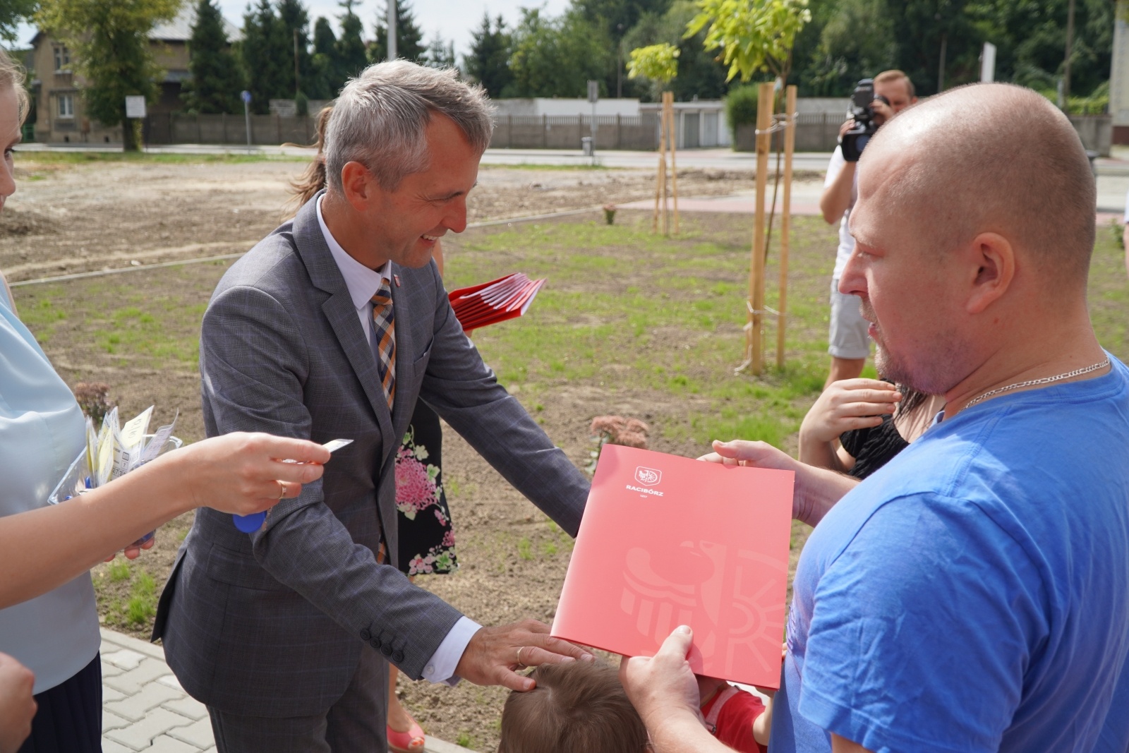 Zdjęcie w galerii na portalu naszraciborz.pl: Nowi lokatorzy przy Łąkowej odebrali swoje klucze [FOTO] wiadomości z regionu