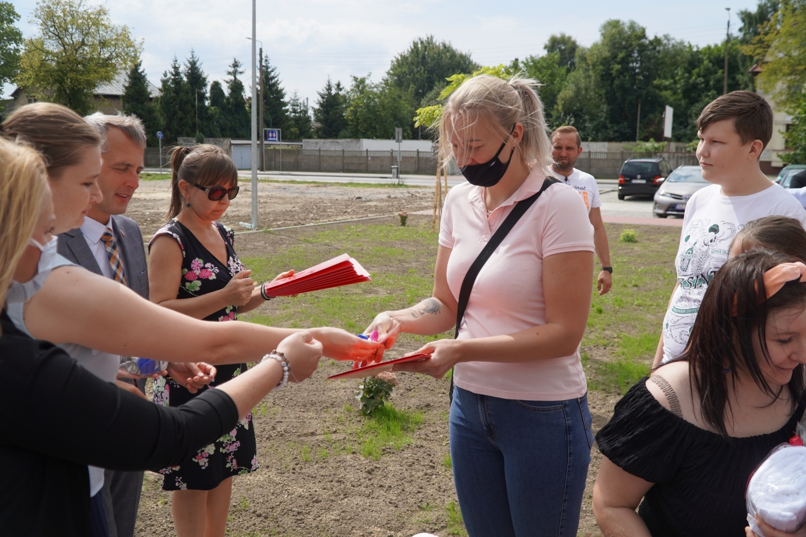 Zdjęcie w galerii na portalu naszraciborz.pl: Nowi lokatorzy przy Łąkowej odebrali swoje klucze [FOTO] wiadomości z regionu